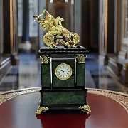 Часы «Георгий Победоносец» из нефрита, 185×90×330 мм — фотография 1