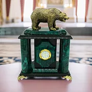 Интерьерные часы «Медведь» из змеевика — фотография 1