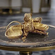 Бронзовая ваза-статуэтка «Мальчик с двумя корзинами» — фотография 1