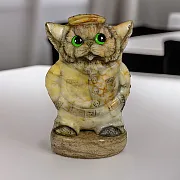 Каменная фигурка «Кот в кепке» с кальцитом — фотография 1