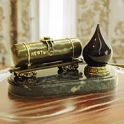 Бронзовая фигурка «Цистерна с нефтью» — фотография 1